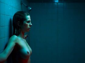 Эмили Сейлер голая – Слишком стар, чтобы умереть молодым s01e05 (2019) #13