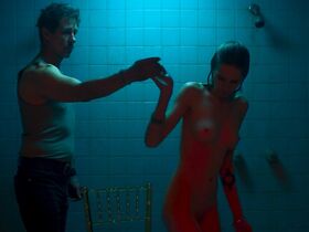 Эмили Сейлер голая – Слишком стар, чтобы умереть молодым s01e05 (2019) #15