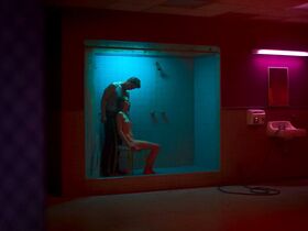 Эмили Сейлер голая – Слишком стар, чтобы умереть молодым s01e05 (2019) #16