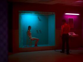 Эмили Сейлер голая – Слишком стар, чтобы умереть молодым s01e05 (2019) #17