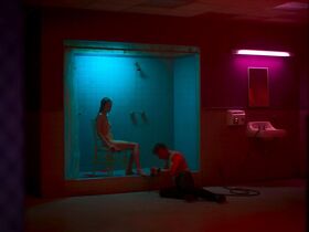 Эмили Сейлер голая – Слишком стар, чтобы умереть молодым s01e05 (2019) #18