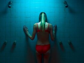 Эмили Сейлер голая – Слишком стар, чтобы умереть молодым s01e05 (2019) #3