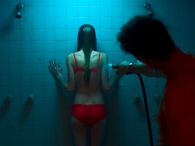 Эмили Сейлер голая – Слишком стар, чтобы умереть молодым s01e05 (2019) #4