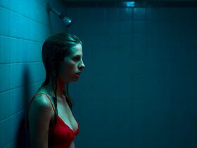 Эмили Сейлер голая – Слишком стар, чтобы умереть молодым s01e05 (2019) #5