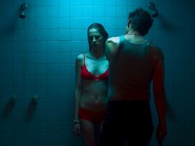 Эмили Сейлер голая – Слишком стар, чтобы умереть молодым s01e05 (2019) #6