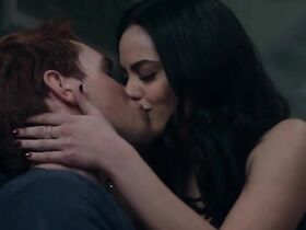 Камила Мендес секси – Ривердэйл s01e12, e13 (2017)