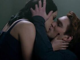 Камила Мендес секси – Ривердэйл s01e12, e13 (2017) #3