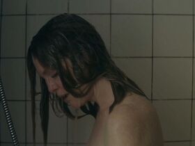 Джулианна Мур голая – Глория Белл (2018) #11