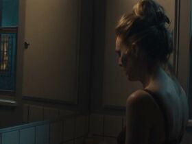 Джулианна Мур голая – Глория Белл (2018) #2