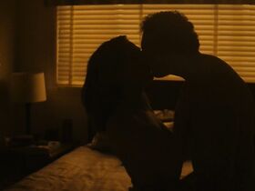 Джулианна Мур голая – Глория Белл (2018) #3