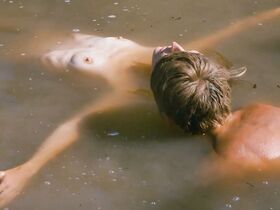 Сабрина Сейвеку голая – Скоро наступят счастливые времена (2016) #9