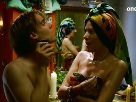 Кира Кошелла голая – Втроем по жизни s01e10 (1999) #9