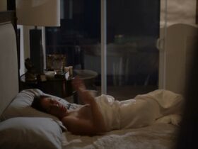 Мора Тирни голая – Любовники s05e01 (2019) #3