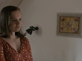 Мария-Виктория Драгуш голая – Потерянная (2018) #9