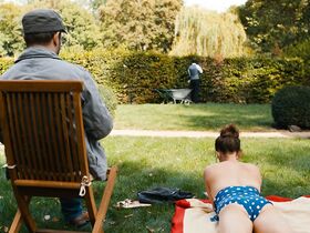 Эмили Кокс секси – Придурки s03e09 (2019) #4