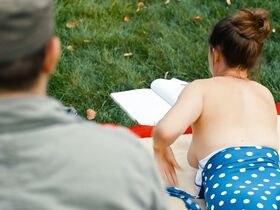 Эмили Кокс секси – Придурки s03e09 (2019) #6