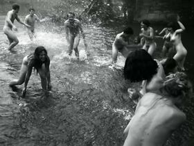 Валери Пахнер голая – Баухаус — новая эра s01e01 (2019) #16