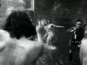 Валери Пахнер голая – Баухаус — новая эра s01e01 (2019) #17