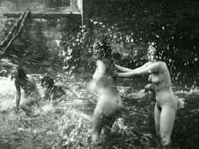 Валери Пахнер голая – Баухаус — новая эра s01e01 (2019) #18