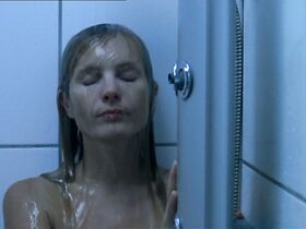 Надя Уль голая – Спящая красавица просыпается (2005) #4