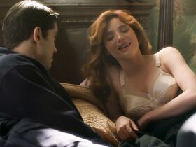 Белла Торн секси – Популярна и влюблена s02e05 (2018) #6