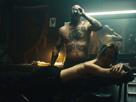 Даниэль Макдональд секси – Skin (2018) #2