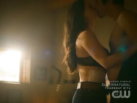 Джанин Мэйсон секси – Розуэлл, Нью-Мексико s01e13 (2019) #5