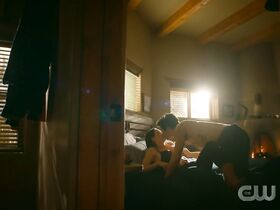 Джанин Мэйсон секси – Розуэлл, Нью-Мексико s01e13 (2019) #6