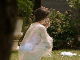 Луана Байрами секси – School's Out (2018)