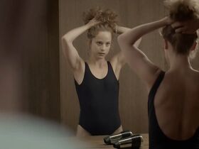 Элли Трингу секси – Извините, я ищу комнату для пинг-понга и свою девушку (2018) #4