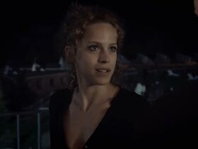 Элли Трингу секси – Извините, я ищу комнату для пинг-понга и свою девушку (2018) #6