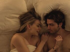 Сара Линдси секси – Пожалуйста, пойдем со мной (2019) #6