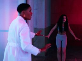 Мэдисон Бэйли секси – Чёрная молния s02e02 (2018) #5