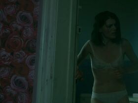 Эмма Гринвелл секси – Ладья s01e01 (2019)