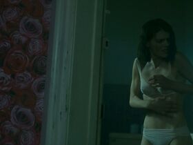 Эмма Гринвелл секси – Ладья s01e01 (2019) #5