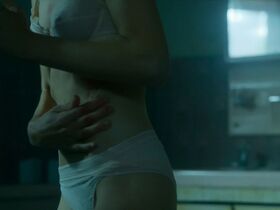 Эмма Гринвелл секси – Ладья s01e01 (2019) #6