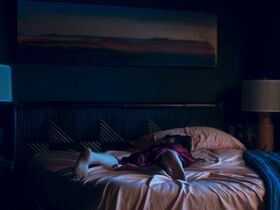 Джена Мэлоун секси – Слишком стар, чтобы умереть молодым s01e10 (2019) #2