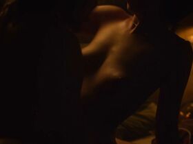 Сара Суэйн голая – Преследуемые призраками s02e01 (2019)