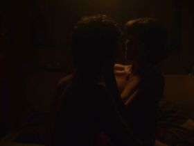 Сара Суэйн голая – Преследуемые призраками s02e01 (2019) #2