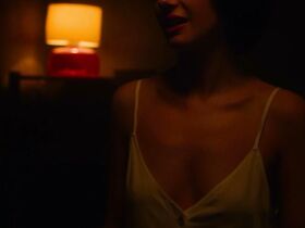 Сара Суэйн голая – Преследуемые призраками s02e01 (2019) #4