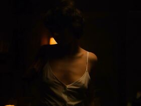 Сара Суэйн голая – Преследуемые призраками s02e01 (2019) #5