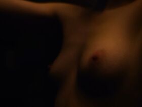 Сара Суэйн голая – Преследуемые призраками s02e01 (2019) #7