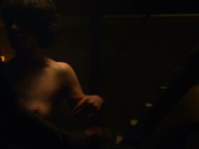 Сара Суэйн голая – Преследуемые призраками s02e01 (2019) #8