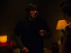 Сара Суэйн голая – Преследуемые призраками s02e01 (2019) #9