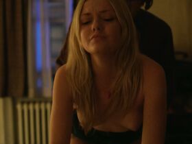 Эмили Мид голая – Двойка s03e07 (2019) #6