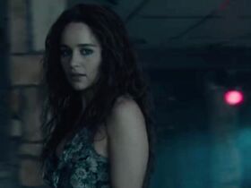 Эмилия Кларк секси – Роковая связь (2019)