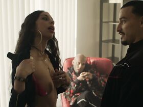 Стефани Буено голая – Достать коротышку s03e02 (2019) #3