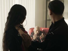 Стефани Буено голая – Достать коротышку s03e02 (2019) #5