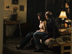 Лора Линни секси – Дикари (2007) #6