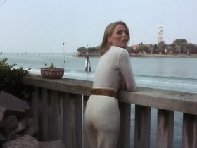 Пэтси Кензит секси – Во всем виноват посыльный (1992) #1